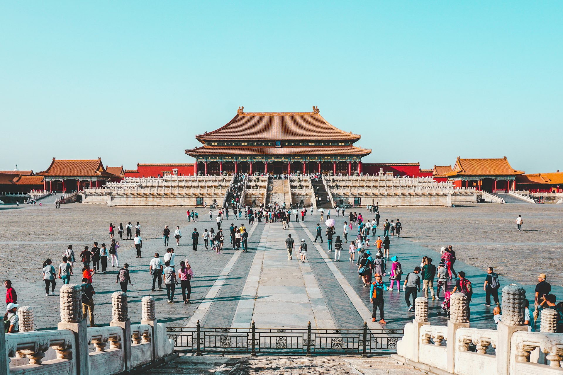 紅い提灯が連なる中国の祝祭の風景